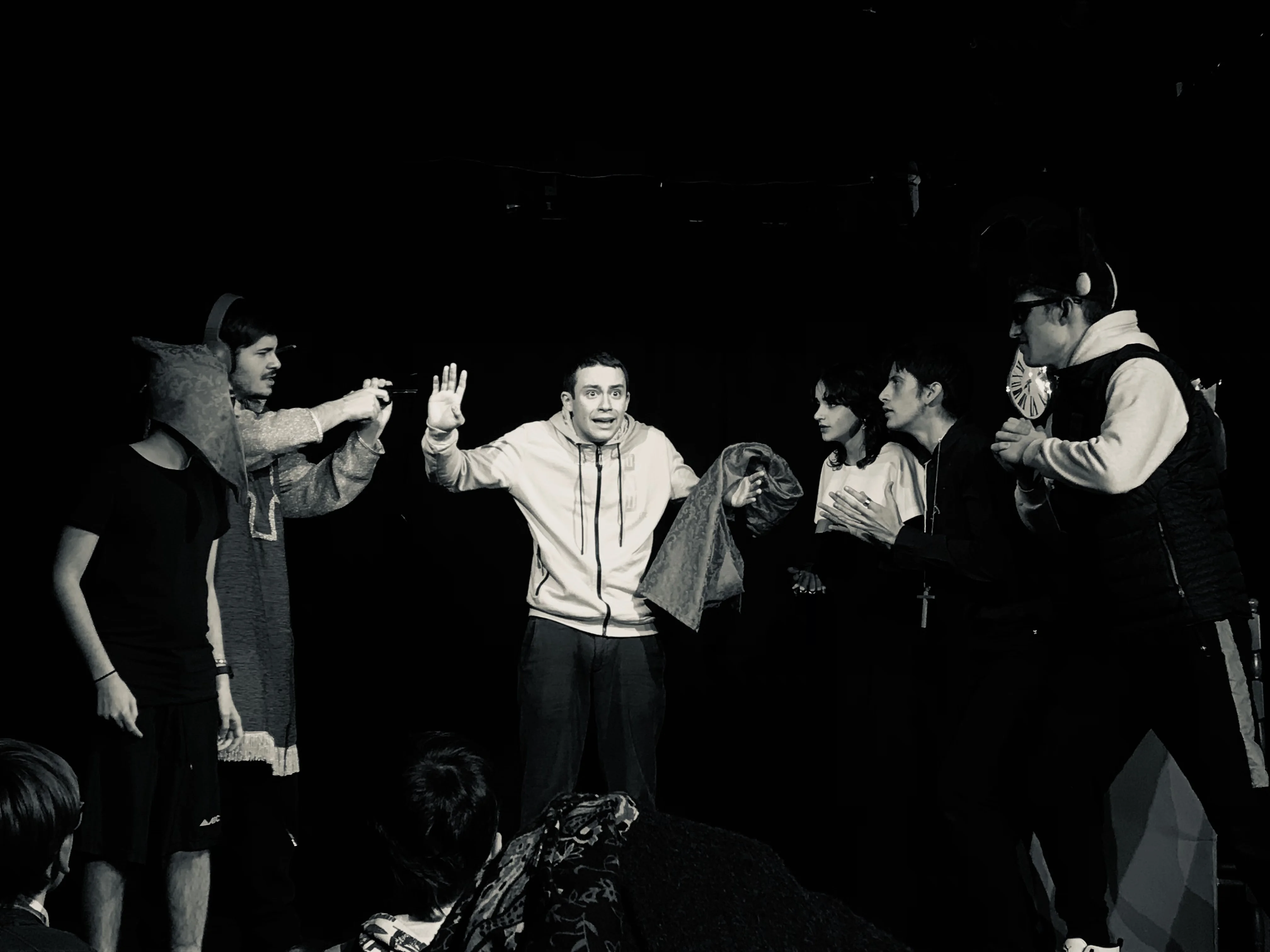 Bambini durante un laboratorio teatrale